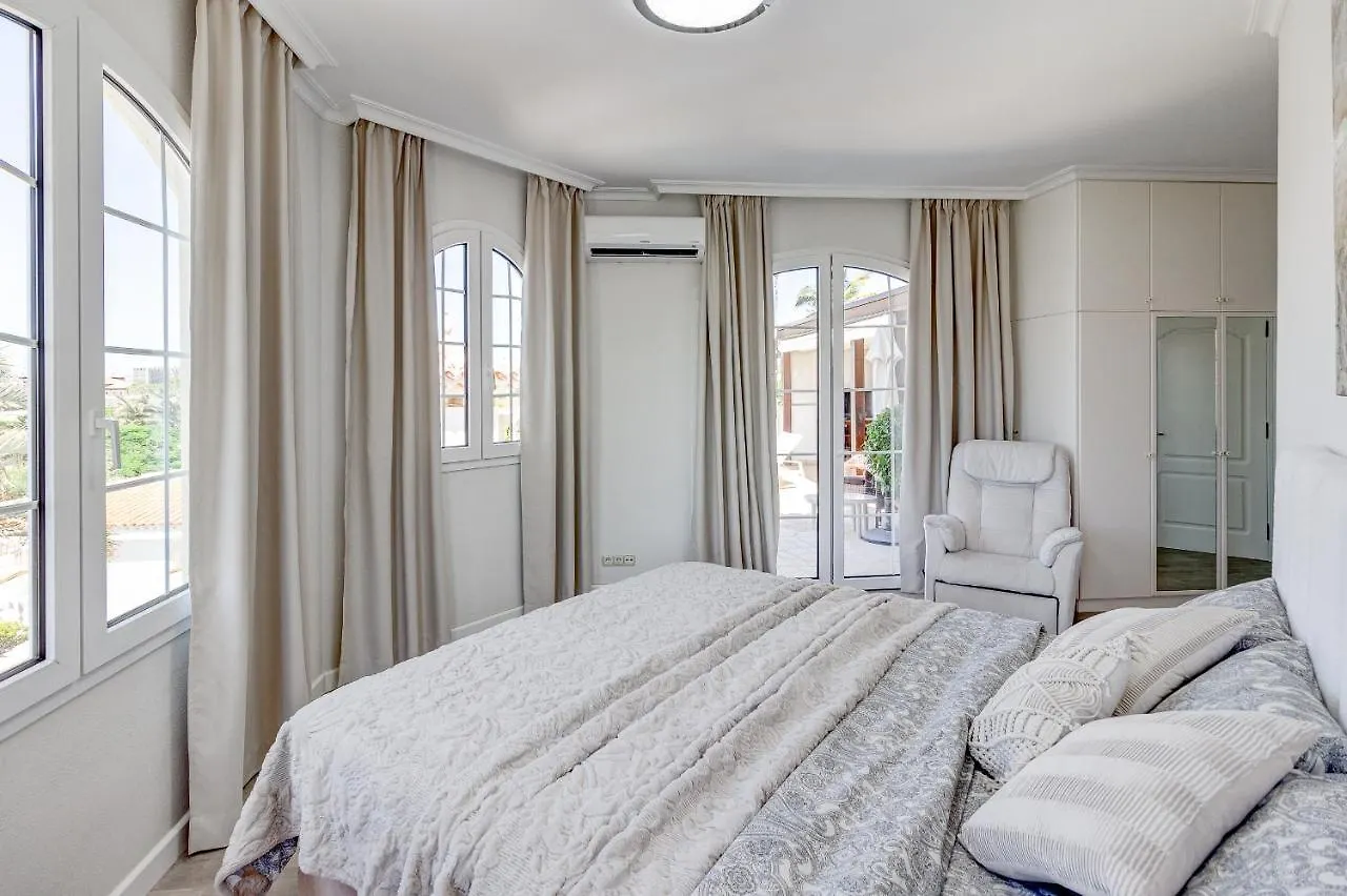 Luxury Villa El Duque Ocean View أذيخي 0*,  إسبانيا