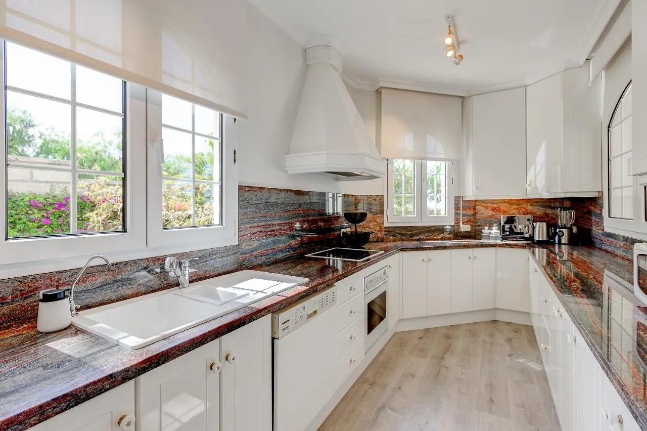 אדחה Luxury Villa El Duque Ocean View ספרד